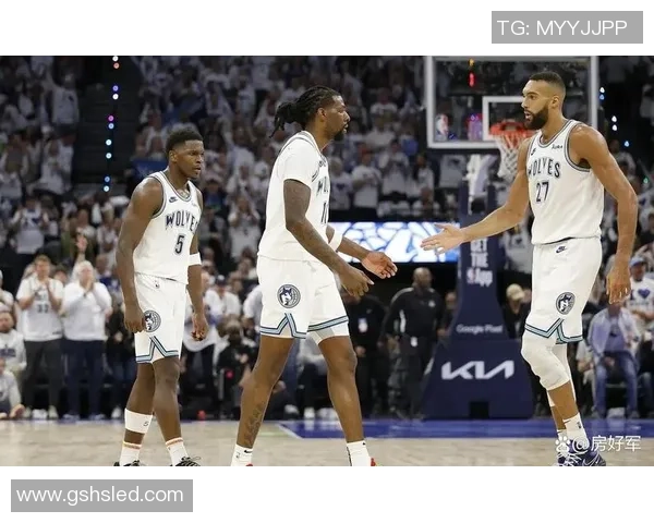 魔术队与森林狼在赛场上爆发激烈斗殴引发球迷热议和媒体关注 魔术队与森林狼在赛场上爆发激烈斗殴引发球迷热议和媒体关注